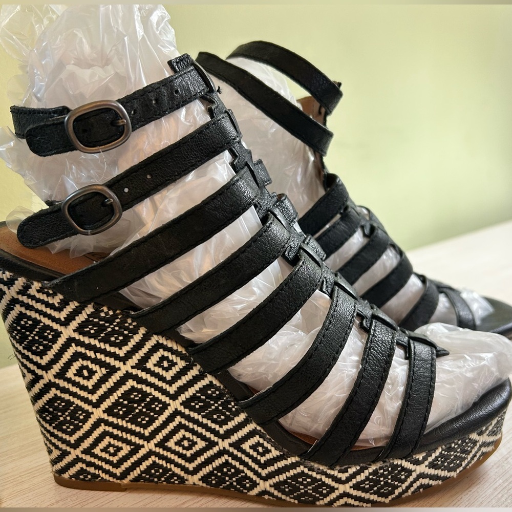 Lucky Brand size 9 strappy wedge leather sandals